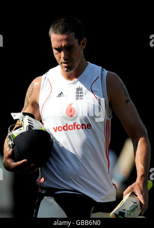 Cricket - England Nets Session - Punjab Cricket Association Stadium - Tag Zwei - Mohali - Indien. Kevin Pietersen verlässt die Netze während einer Netzsitzung im Punjab Cricket Association Stadium, Mohali, Indien. Stockfoto