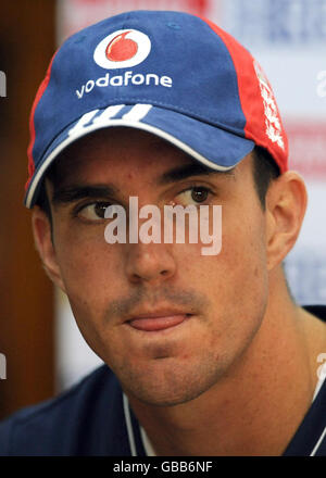 Kevin Pietersen spricht nach der zweiten Nets-Sitzung in England im Punjab Cricket Association Stadium, Mohali, Indien, mit den Medien. Stockfoto