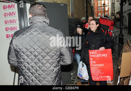 Dani Cadler, ein Fan von Paul McCartney, steht vor McCartneys Auftritt am Sonntag, dem 21. Dezember 2008, vor der HMV Oxford Street im Zentrum von London an, um ihr Armband abzuholen. Stockfoto