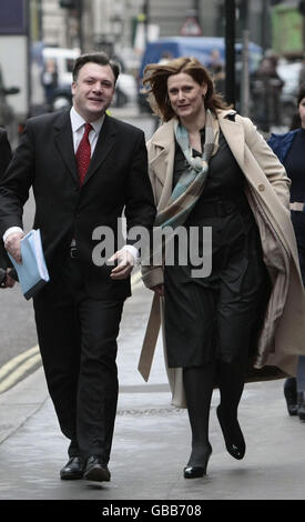 Sarah Brown, die Ehefrau von Premierminister Gordon Brown, und der Schulsekretär Ed Balls kommen zu einem „Treffen der Partnerschaften“ im Church House in London. Stockfoto