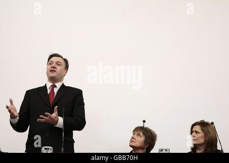 Sarah Brown, Ehefrau von Premierminister Gordon Brown (rechts) und die Sun Agony Tante Deidre Sanders schauen zu, wie Schulsekretär Ed Balls auf einem "Relationships Summit" im Church House, London, spricht. Stockfoto