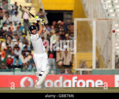 Englands Kevin Pietersen trifft sich am dritten Tag des zweiten Tests im Punjab Cricket Association Stadium, Mohali, Indien. Stockfoto