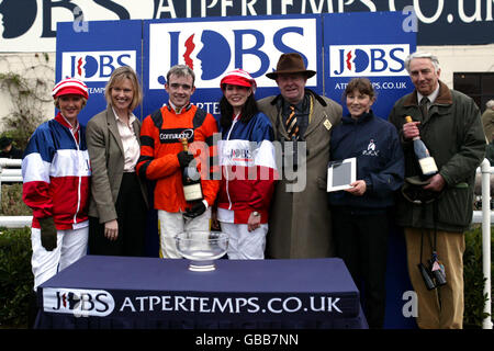 Die Präsentation für die Gewinner des Network Design Feltham Novize's Steeple Chase mit Jockey Ruby Walsh (2. L) Die mit Strong Flow zum Sieg gefahren sind Stockfoto