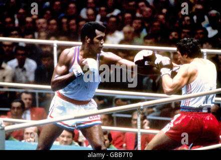 (L-R) Kubas Teofilo Stevenson, der spätere Goldmedaillengewinnerin, fängt Ungarns Istvan Levai mit einem Jab Stockfoto