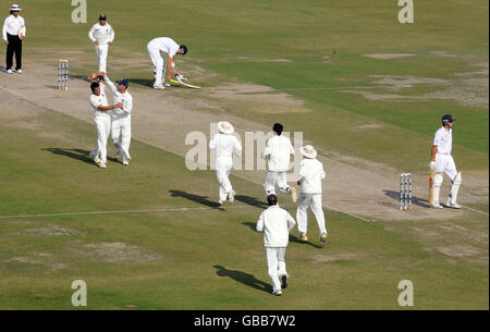 Indiens Zaheer Khan wird von Yuvraj Singh nach der Einnahme der Wicket von Englands Alastair Cook, lbw für 50 während des dritten Tages des zweiten Tests im Punjab Cricket Association Stadium, Mohali, Indien gratuliert. Stockfoto