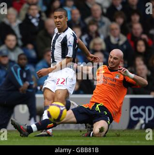 Fußball - Barclays Premier League - West Bromwich Albion gegen Manchester City - The Hawthorns. Gianni Zuiverloon (l) von West Bromwich Albion und Stephen Ireland von Manchester City kämpfen um den Ball Stockfoto