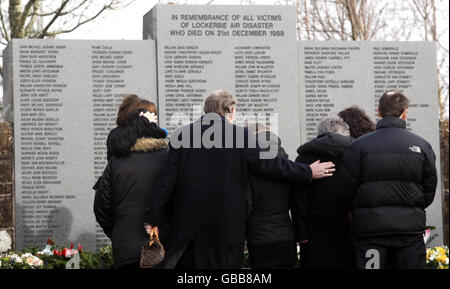 Mitglieder der Gemeinde nehmen an einer Kranzniederlegung im Garten des Gedenkens in Tundergarth Teil, um den 20. Jahrestag der Luftkatastrophe von Lockerbie zu begehen. Stockfoto