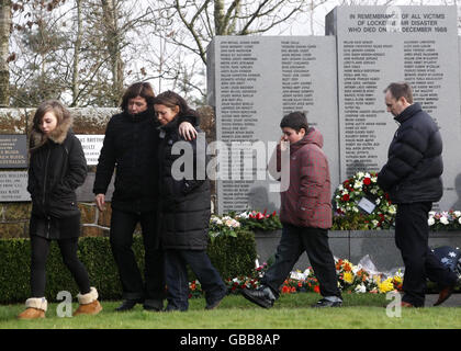 Mitglieder der Gemeinde nehmen an einer Kranzniederlegung im Garten des Gedenkens in Tundergarth Teil, um den 20. Jahrestag der Luftkatastrophe von Lockerbie zu begehen. Stockfoto