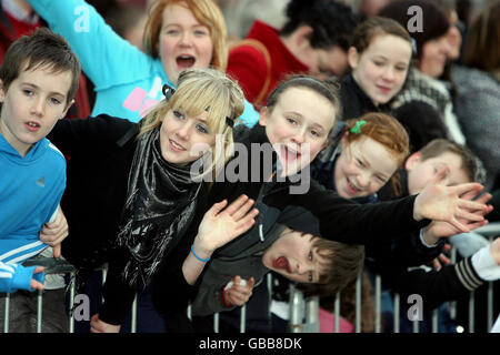 Die Menge sieht so aus, als X Factor Finalist Eoghan Quigg einen triumpfenden Open-Top-Bus zurück in seine Heimatstadt Dungiven in Co Londonderry fährt. Stockfoto