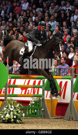 Das britische John Whitaker Riding Casino 43 wird während der London International Horse Show in Olympia, London, zweiter in der Rolex FEI World Cup Qualifier. Stockfoto