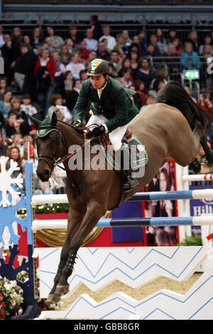 Der irische Cian O'Connor, der Rancorrado reitend, nimmt an der Rolex FEI World Cup Qualifier während der London International Horse Show in Olympia, London, Teil. Stockfoto