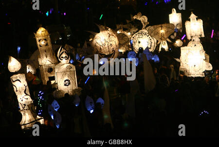 Die Lanterns-Parade "Burning the Clocks" zieht im Rahmen der Wintersonnenwende durch Brighton in East Sussex. Stockfoto