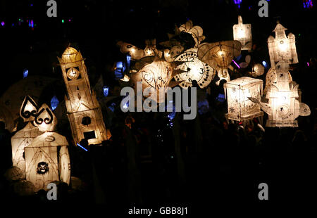 Die Lanterns-Parade "Burning the Clocks" zieht im Rahmen der Wintersonnenwende durch Brighton in East Sussex. Stockfoto