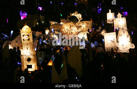 Die Lanterns-Parade "Burning the Clocks" zieht im Rahmen der Wintersonnenwende durch Brighton in East Sussex. Stockfoto