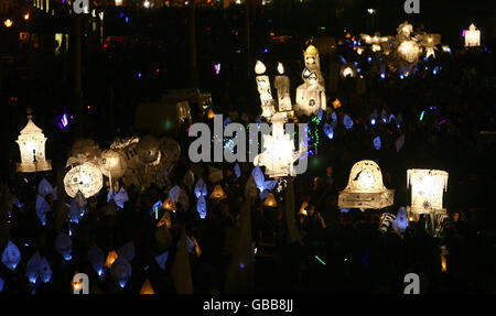 Die Lanterns-Parade "Burning the Clocks" zieht im Rahmen der Wintersonnenwende durch Brighton in East Sussex. Stockfoto