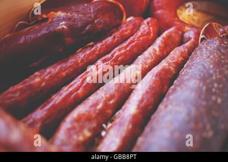 Verschiedene Fleischerzeugnisse einschließlich Schinken und Wurstwaren. Stockfoto