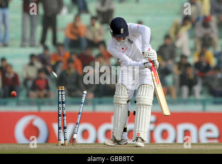 Der englische Graeme Swann wird vom indischen Zaheer Khan für 3 während des vierten Tages des zweiten Tests im Punjab Cricket Association Stadium, Mohali, Indien, ausgebowelt. Stockfoto