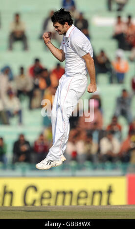 England's James Anderson feiert nach der Einnahme der Wicket von Sachin Tendulkar für 5 während des vierten Tages des zweiten Tests im Punjab Cricket Association Stadium, Mohali, Indien. Stockfoto