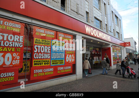 Woolworths Laden in Wellingborough kurz vor Schließung. Woolworths, 42-46 Abington Street, Northampton. Northamptonshire. NNN1 2AZ Stockfoto