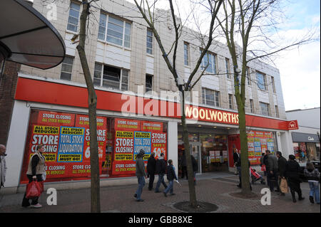 Woolworths Laden in Wellingborough kurz vor Schließung. Woolworths, 42-46 Abington Street, Northampton. Northamptonshire. NNN1 2AZ Stockfoto