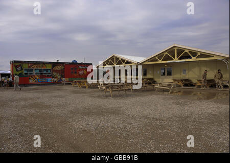 Das NAFFI und der Pizza Hut werden in Camp Bastion, Provinz Helmand, Afghanistan, abgeliefert. Stockfoto