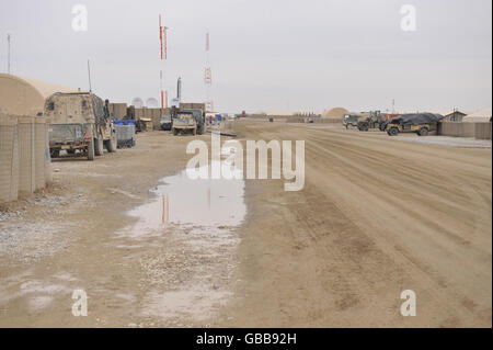 Walisische Kavallerie in Afghanistan. Eine typische Schotterstraße durch Camp Bastion, Provinz Helmand, Afghanistan. Stockfoto