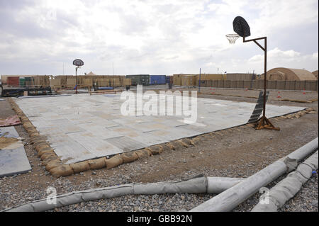 Ein provisorischer Basketballplatz in Camp Bastion, Provinz Helmand, Afghanistan. Stockfoto