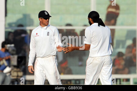 Der englische Graeme Swann (links) spricht mit Monty Panesar am vierten Tag des zweiten Tests im Punjab Cricket Association Stadium, Mohali, Indien. Stockfoto