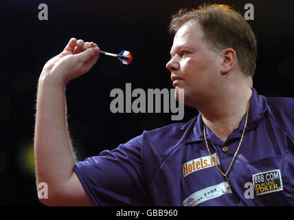 Darts - BDO-Weltmeisterschaft 2004. Raymond Van Barneveld im Kampf gegen Paul Hogan Stockfoto