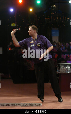 Darts, BDO-Weltmeisterschaft 2004. Raymond Van Barneveld im Kampf gegen Paul Hogan Stockfoto