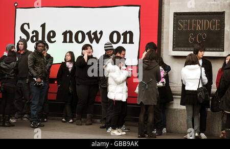 Im Selfridges-Geschäft in der Oxford Street im Zentrum von London warten die Käufer draußen auf die Öffnung der Türen, da der Start des Selfridges-Verkaufs beginnt. Stockfoto