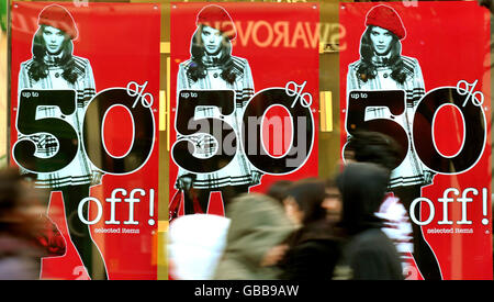 In der Oxford Street im Zentrum von London kommen die Käufer an einem Geschäft vorbei, das 50 % Preisnachlässe bietet, da die Saisonverkäufe beginnen. Stockfoto