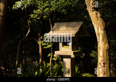 Eines der zahlreichen kleinen Stein Pagoden stehend im Wald neben dem Hauptweg der Fushimi-Inari-Schrein in Kyoto, Japan Stockfoto