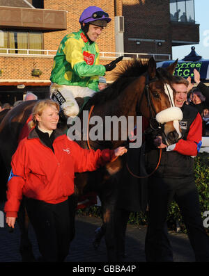 Kauto Star und Jockey Ruby Walsh betreten die Siegerkapalle, nachdem sie während des Stan James Christmas Festivals auf der Kempton Racecourse den Stan James King George VI Chase gewonnen haben. Stockfoto