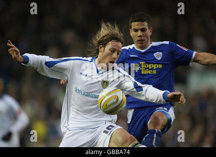 Luciano Becchio von Leeds United und Bruno Berner von Leicester City in Aktion während des Coca-Cola League One Spiels in der Elland Road, Leeds. Stockfoto