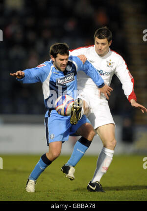 Tommy Doherty von Wycombe und Rob Edwards von Exeter kämpfen während des Coca-Cola League Two-Spiels im Adams Park, High Wycombe, um den Ball. Stockfoto