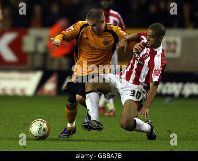 Michael Killy von Wolverhampton Wanderers und Kyle Naughton von Sheffield United während des Coca-Cola Championship-Spiels in Molineux, Wolverhampton. Stockfoto