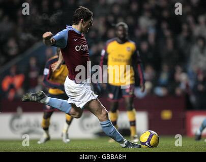 Gareth Barry von Aston Villa punktet mit dem Strafpunkt Stockfoto