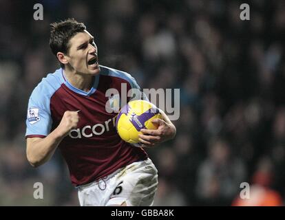 **** Gareth Barry von Aston Villa feiert, nachdem er punktet Der Strafpunkt Stockfoto