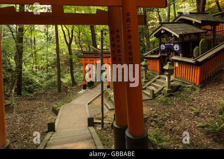 Blick auf eines der zahlreichen kleinen Seite Heiligtümer in der Welt berühmte Fushimi Inari-Schrein in Kyōto, Japan. Stockfoto