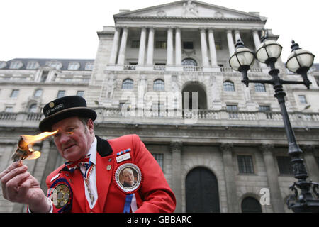 Ray Egan, als John Bull verkleidet, verbrennt eine 10-Euro-Note außerhalb der Bank of England, als Teil der Anti-Euro-Demonstration der UK Independence Party (UKIP) zum 10. Jahrestag der Europäischen Einheitswährung. Stockfoto