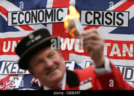 Ray Egan, als John Bull verkleidet, verbrennt eine 10-Euro-Note außerhalb der Bank of England, als Teil der Anti-Euro-Demonstration der UK Independence Party (UKIP) zum 10. Jahrestag der Europäischen Einheitswährung. Stockfoto