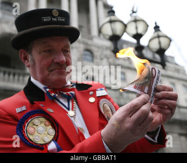 Ray Egan, als John Bull verkleidet, verbrennt eine 10-Euro-Note außerhalb der Bank of England, als Teil der Anti-Euro-Demonstration der UK Independence Party (UKIP) zum 10. Jahrestag der Europäischen Einheitswährung. Stockfoto