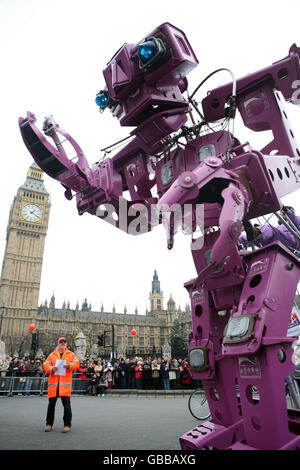 Mr Recycle Mehr von Tower Hamlets Rat passiert die Houses of Parliament während der Neujahrsparade. Der Roboter, der aus 33 Recyclingbehältern besteht, ist sechs Meter hoch und hat 50 Tage gebraucht, um zu bauen. Stockfoto