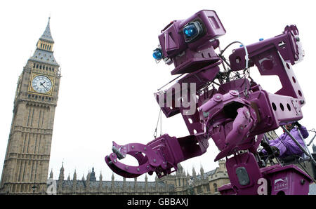 Mr Recycle Mehr von Tower Hamlets Rat passiert die Houses of Parliament während der Neujahrsparade. Der Roboter, der aus 33 Recyclingbehältern besteht, ist sechs Meter hoch und hat 50 Tage gebraucht, um zu bauen. Stockfoto