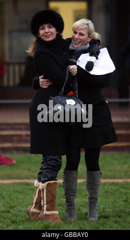 Zara Phillips und ein Freund (Name unbekannt) bei den Neujahrsrennen auf der Cheltenham Racecourse, Gloucestershire. Stockfoto