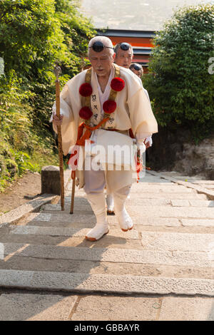 Eine Gruppe von drei Pilger erklimmen Sie die Stufen oben auf dem Berg in der Welt berühmte Fushimi Inari-Schrein in Kyōto, Japan. Stockfoto