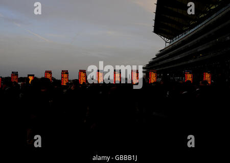 Die Buchmacher klatschen gegen den Abendhimmel auf der Ascot Racecourse, in der Grafschaft von Bekshire. Stockfoto