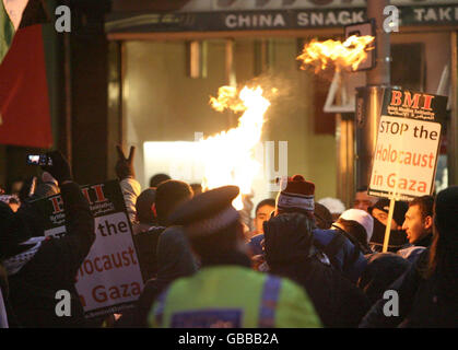 Demonstranten nehmen an einer "Stop the war Coalition"-Demonstration vor der israelischen Botschaft in Kensington, London Teil, die ein freies Palästina fordert und gegen Israels fortgesetzte militärische Aktion im Gazastreifen protestiert. Stockfoto