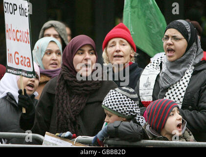 Demonstranten nehmen an einer "Stop the war Coalition"-Demonstration vor der israelischen Botschaft in Kensington, London Teil, die ein freies Palästina fordert und gegen Israels fortgesetzte militärische Aktion im Gazastreifen protestiert. Stockfoto